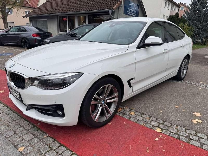 Alpinweiss iii Gebraucht 2017 BMW 320 Sport Line Limousine | 13.900 € (Fairer Preis) - Bild 1/4