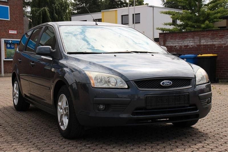 Grau Gebraucht 2008 Ford Focus Fun X Limousine | 2.490 € (Teuer) - Bild 1/4