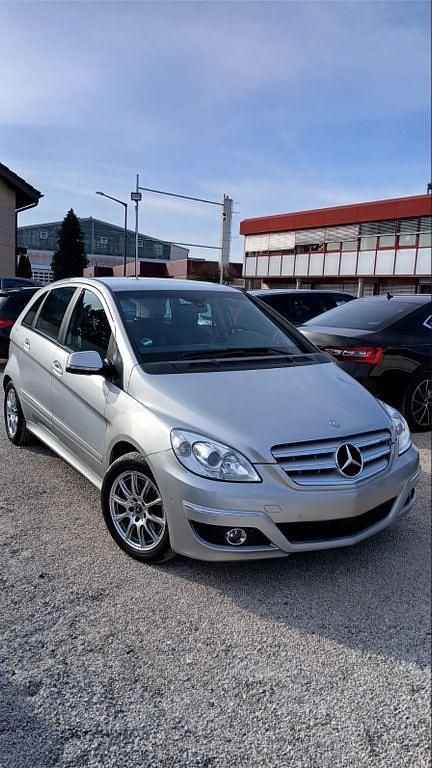 Gebraucht Mercedes B200 140 PS (102 kW) 2011 Silber Van / Kleinbus