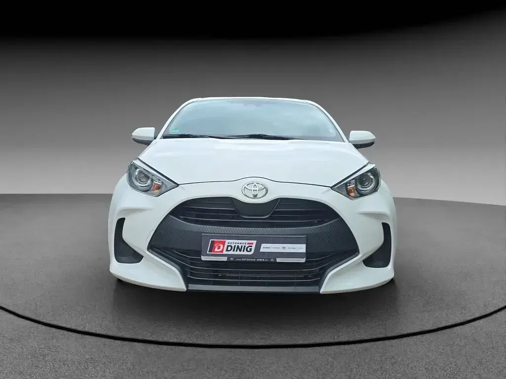 Gebraucht Toyota Yaris Basis 72 PS (52 kW) 2022 Weiss Kleinwagen