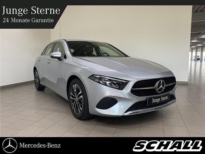 Silber Gebraucht 2024 Mercedes A180 Progressive Limousine | 29.599 € (Fairer Preis) - Bild 1/4
