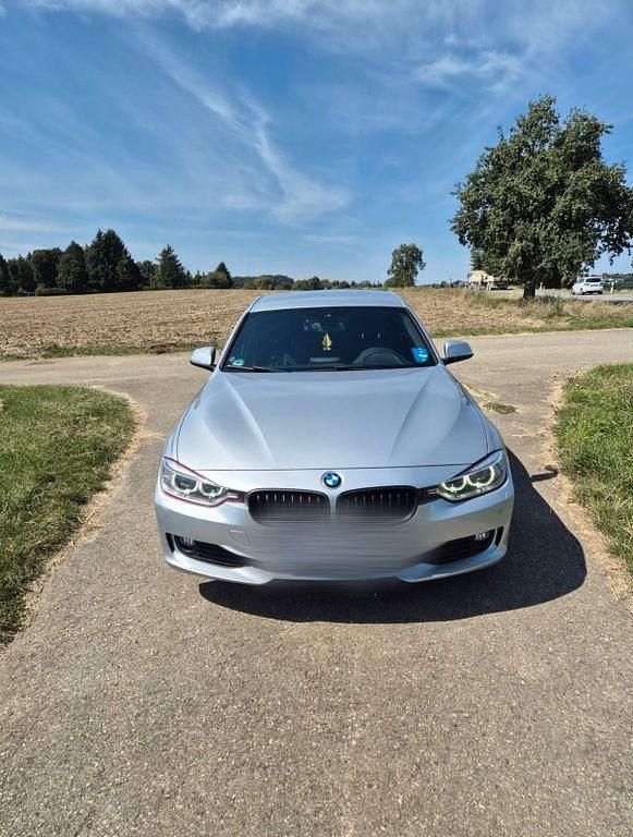 Silber Gebraucht 2012 BMW 318 Sport Line Limousine | 10.000 € (Fairer Preis) - Bild 1/4
