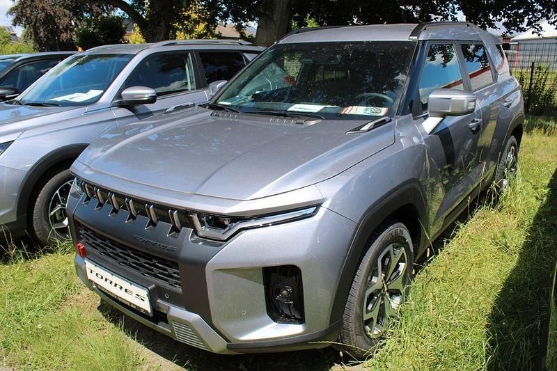 Grau Neu 2024 Ssangyong (KGM) Torres Quartz SUV | 27.995 € - Bild 1/4