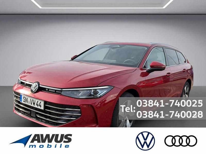 Rot / chilirot (metallic) Gebraucht 2024 VW Passat Elegance Kombi | 45.990 € (Fairer Preis) - Bild 1/4