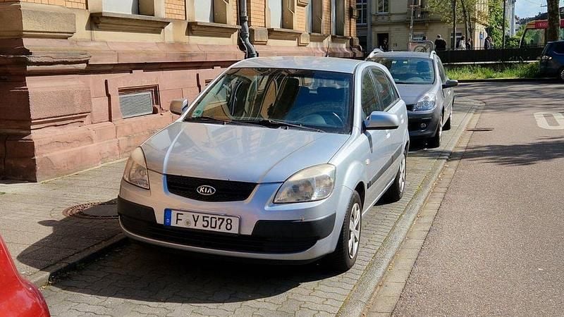 Usata Kia Rio 111 CV (81 kW) 2007 Argento Berlina