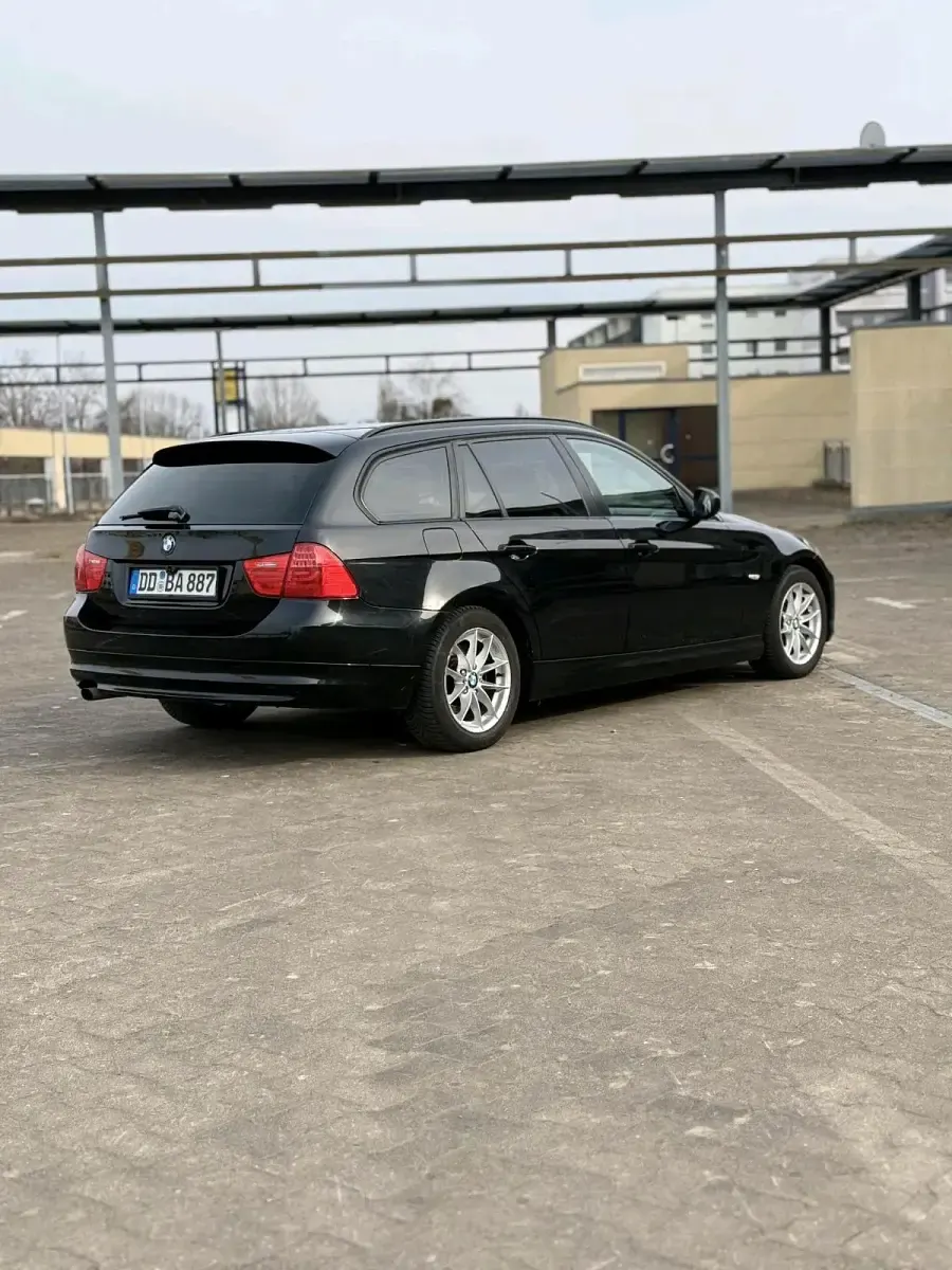 Gebraucht BMW 318 143 PS (105 kW) 2011 Schwarz Kombi