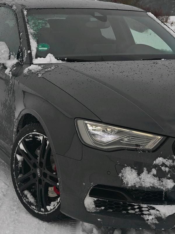 Grau Gebraucht 2015 Audi S3 Ambiente Limousine | 23.000 € (Etwas zu teuer) - Bild 1/4