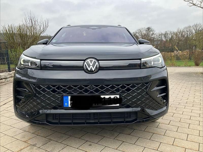 Gebraucht VW Tiguan R-line 193 PS (141 kW) 2024 Grau SUV