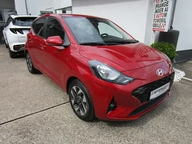 Gebraucht Hyundai i10 67 PS (49 kW) 2023 Dragon red Kleinwagen