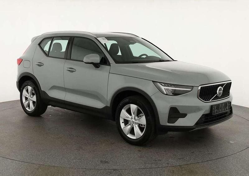 Vapour grey metallic Neu 2025 Volvo XC40 Core SUV | 38.095 € (Superpreis) - Bild 1/4
