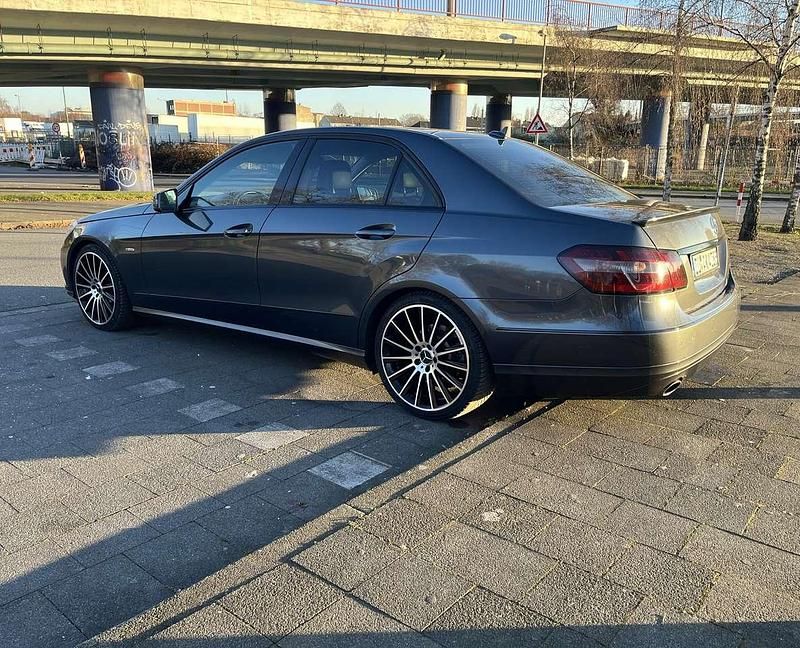 Gebraucht Mercedes E250 204 PS (150 kW) 2009 Grau Limousine