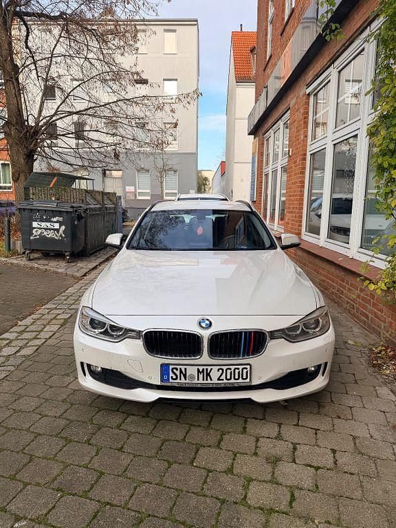 Weiß Gebraucht 2013 BMW 318 Sport Line Kombi | 8.800 € (Fairer Preis) - Bild 1/4