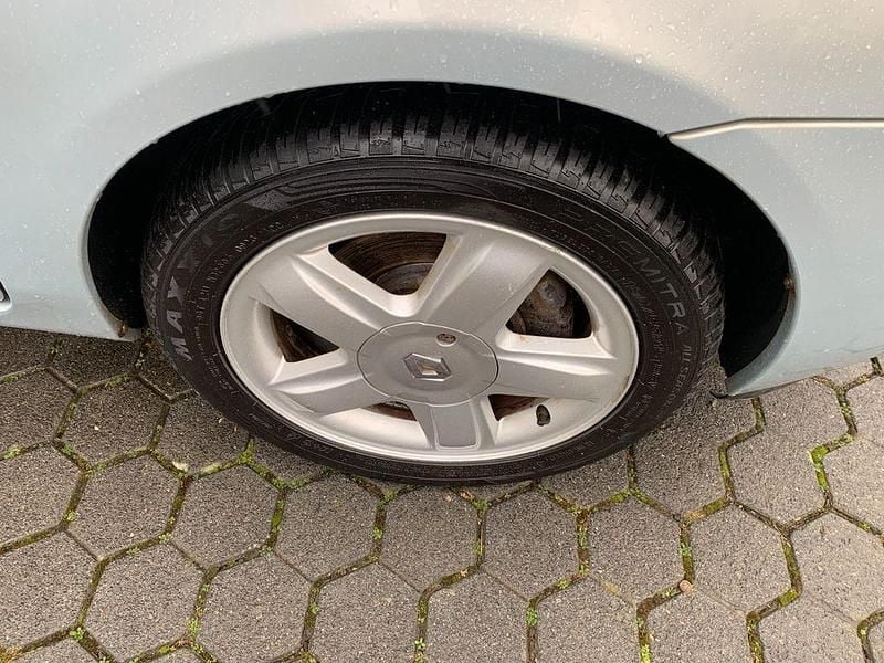 Używany Renault Clio II Initiale 98 KM (72 kW) 2002 Szary Sedan/Limuzyna