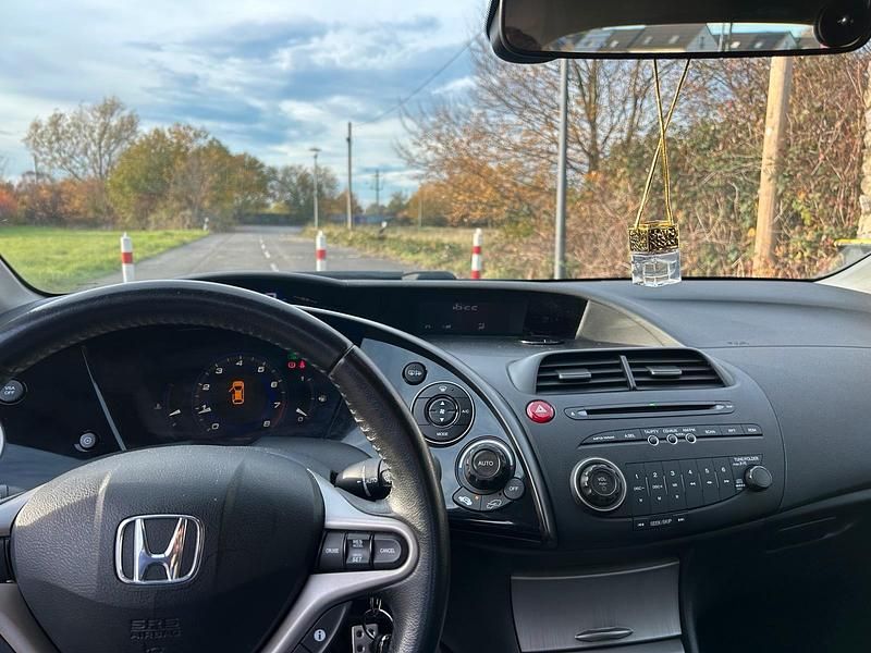 Rot Gebraucht 2006 Honda Civic Limousine | 4.149 € (Fairer Preis) - Bild 1/4