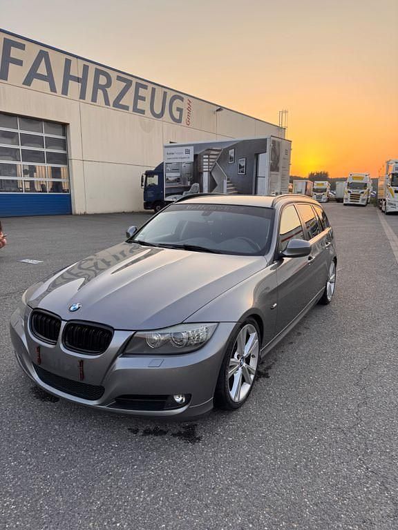Grau Gebraucht 2011 BMW 320 Performance Kombi | 9.790 € (Teuer) - Bild 1/4