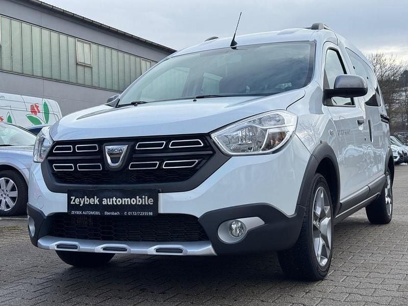 Weiß Gebraucht 2020 Dacia Dokker Comfort Van / Kleinbus | 13.950 € (Fairer Preis) - Bild 1/4