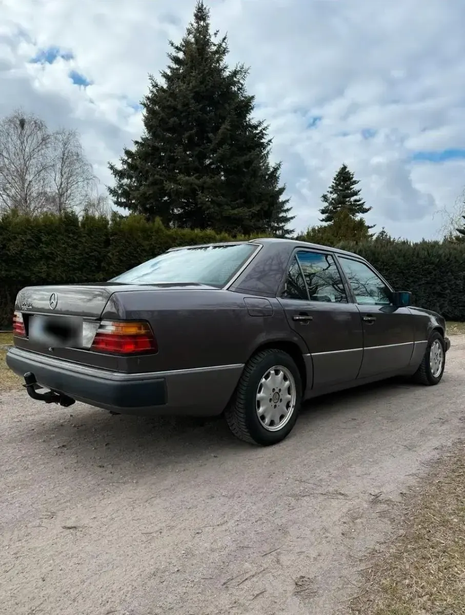 Używany Mercedes E220 150 KM (110 kW) 1993 Purpurowy Sedan/Limuzyna