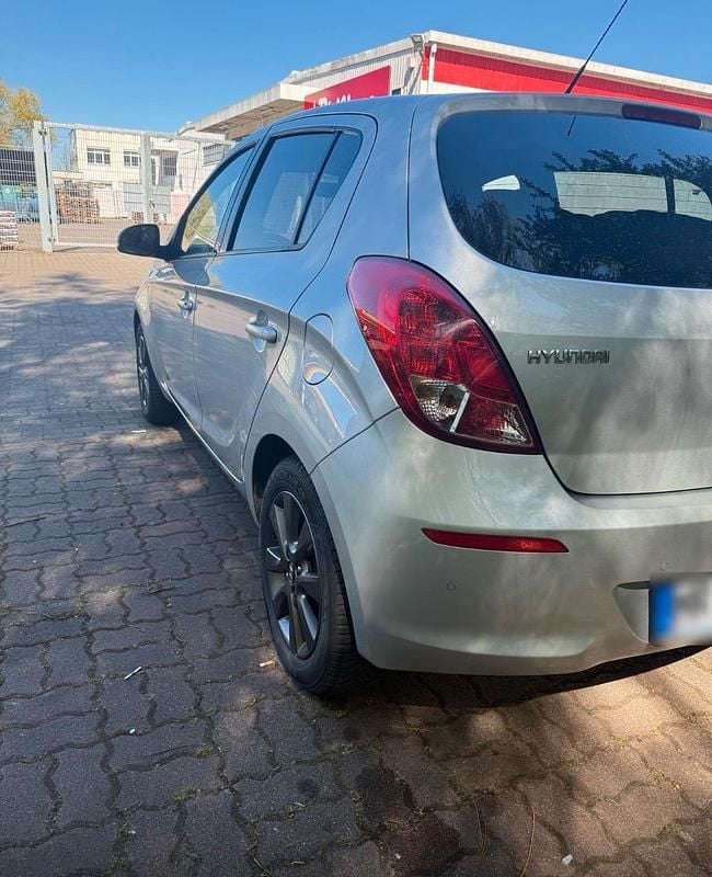 Gebraucht Hyundai i20 75 PS (55 kW) 2015 Silber Limousine