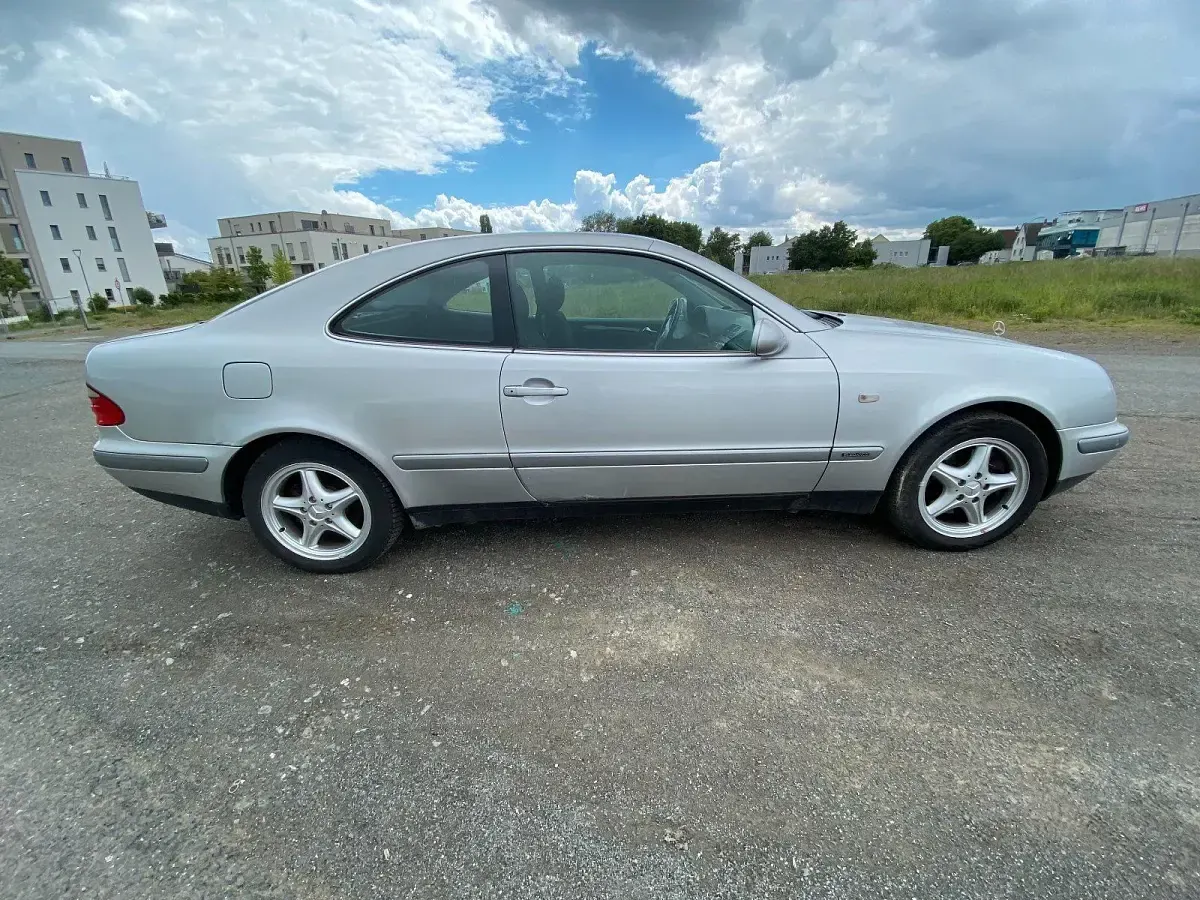 Gebraucht Mercedes CLK320 218 PS (160 kW) 1999 Silber Limousine