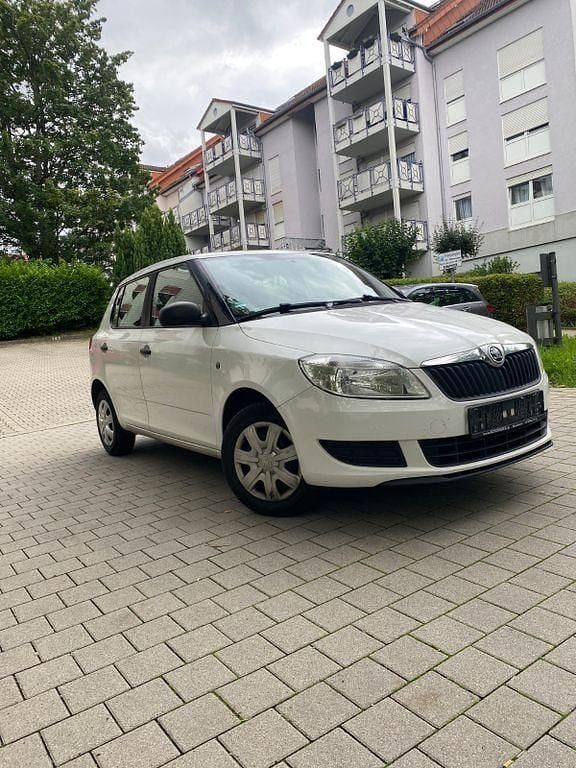 Weiß Gebraucht 2013 Skoda Fabia Elegance Limousine | 2.600 € (Fairer Preis) - Bild 1/4