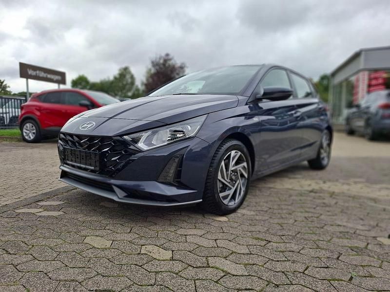 Grau Gebraucht 2024 Hyundai i20 Trend Limousine | 19.990 € (Fairer Preis) - Bild 1/4