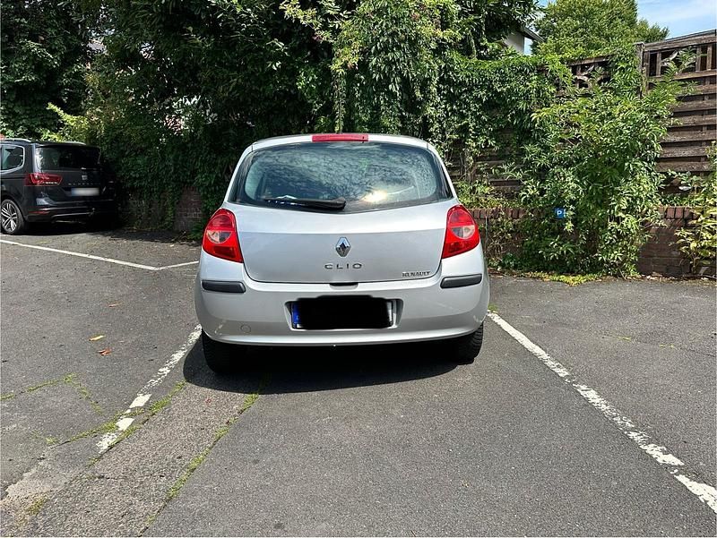 Gebraucht Renault Clio III 75 PS (55 kW) 2007 Silber Limousine