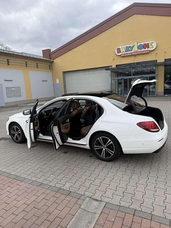 Gebraucht Mercedes E220 194 PS (142 kW) 2019 Weiß Limousine