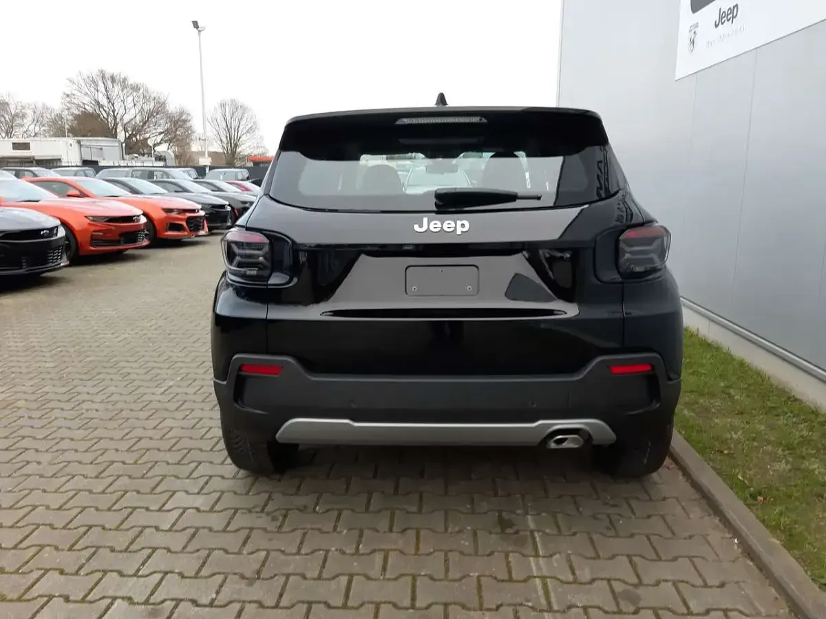 Neu Jeep Avenger Altitude 101 PS (74 kW) 2025 Volcano black SUV