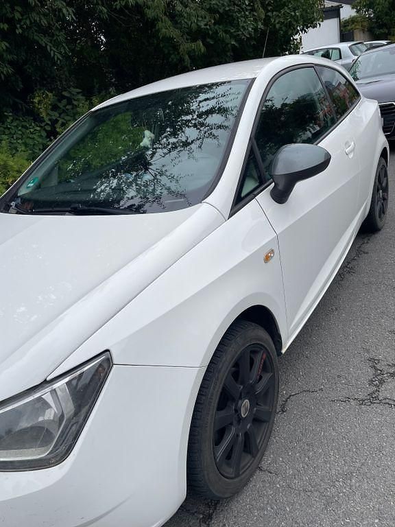Weiß Gebraucht 2015 Seat Ibiza SC CONNECT Kleinwagen | 2.400 € (Guter Preis) - Bild 1/4