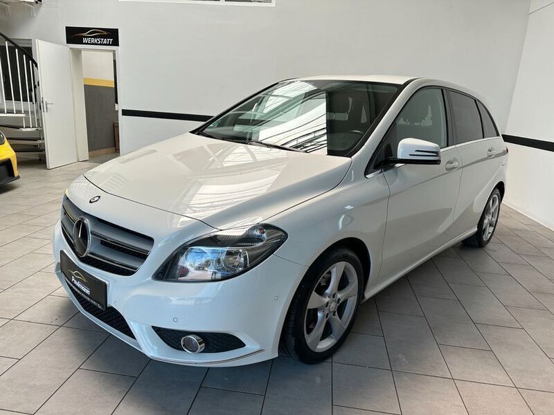 Weiß Gebraucht 2013 Mercedes B180 Van / Kleinbus | 12.890 € (Teuer) - Bild 1/4