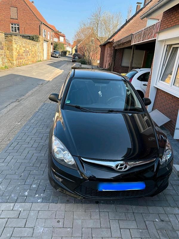 Schwarz Gebraucht 2011 Hyundai i30 Limousine | 2.050 € (Guter Preis) - Bild 1/4