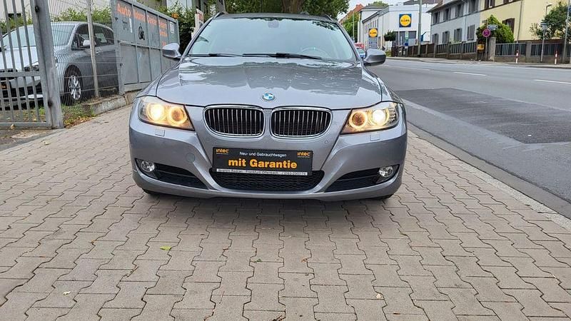 Grau Gebraucht 2012 BMW 318 Sport Line Kombi | 4.700 € (Guter Preis) - Bild 1/4
