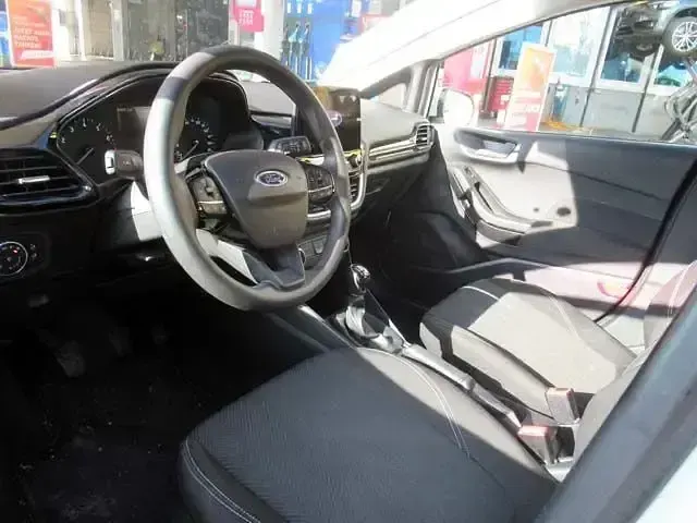 Gebraucht Ford Fiesta Cool & Connect 75 PS (55 kW) 2022 Weiß Kleinwagen