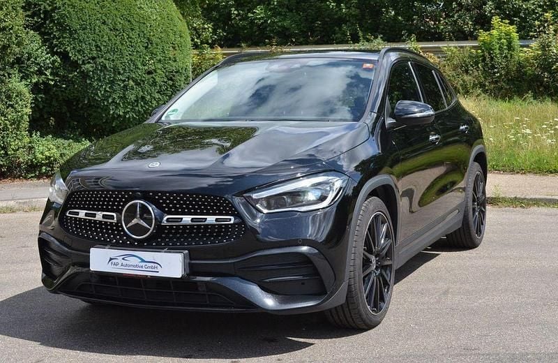 Schwarz Gebraucht 2022 Mercedes GLA220 AMG line SUV | 38.888 € - Bild 1/4