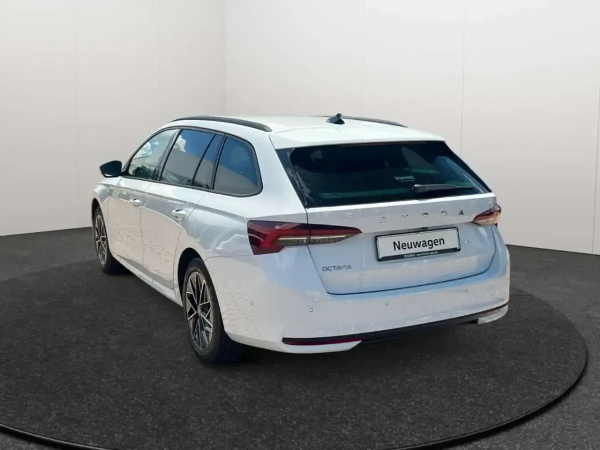 Neu Skoda Octavia 150 PS (110 kW) 2026 Moonweiss metallic Kombi