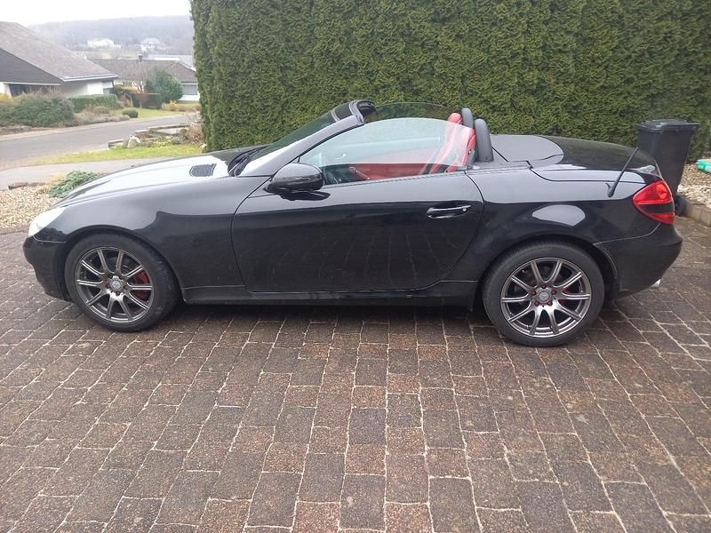 Schwarz Gebraucht 2010 Mercedes SLK300 Cabrio | 18.500 € (Superpreis) - Bild 1/4