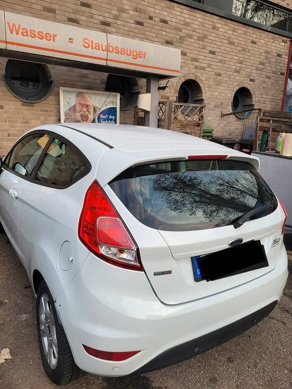 Gebraucht Ford Fiesta Trend 101 PS (74 kW) 2012 Weiß Kleinwagen