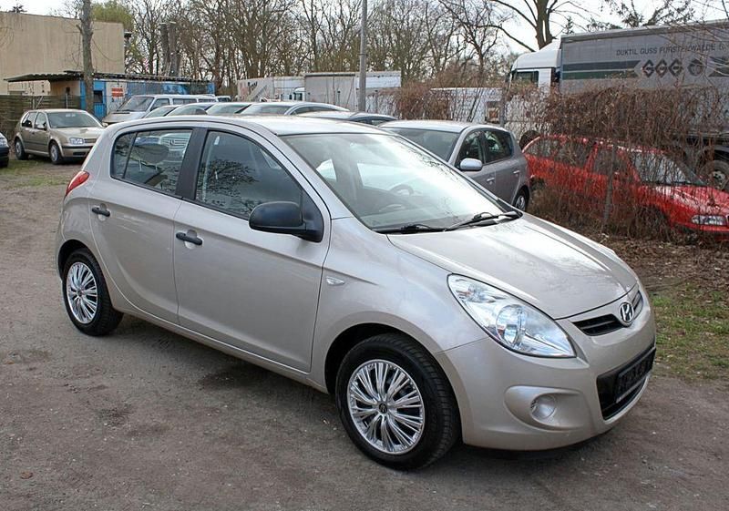 Gebraucht Hyundai i20 Classic 77 PS (56 kW) 2010 Silber Kleinwagen
