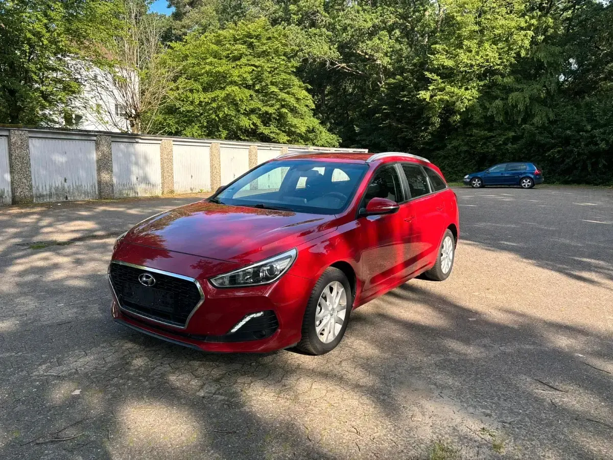 Gebraucht Hyundai i30 115 PS (84 kW) 2019 Rot Kombi