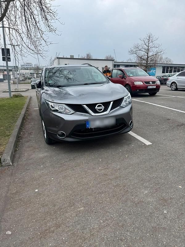 Grau Gebraucht 2015 Nissan Qashqai 360º SUV | 13.900 € - Bild 1/4