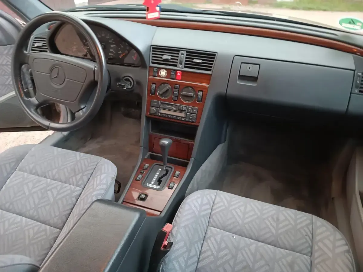 Gebraucht Mercedes C250 Elegance 116 PS (85 kW) 1993 Gold Limousine