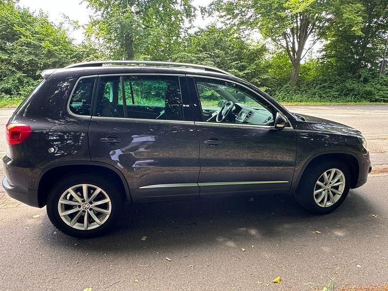 Grau Gebraucht 2015 VW Tiguan LOUNGE SUV | 12.650 € (Superpreis) - Bild 1/4