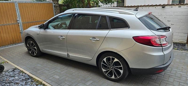 Grau Gebraucht 2014 Renault Mégane III Bose Edition Limousine | 5.800 € (Fairer Preis) - Bild 1/4