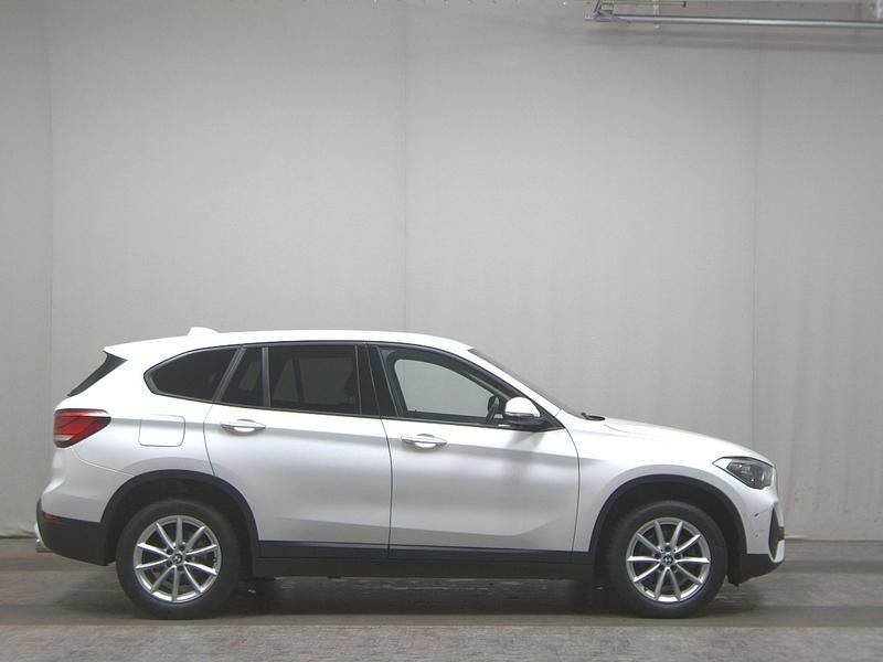 Weiss Gebraucht 2022 BMW X1 Performance SUV | 18.980 € (Guter Preis) - Bild 1/4
