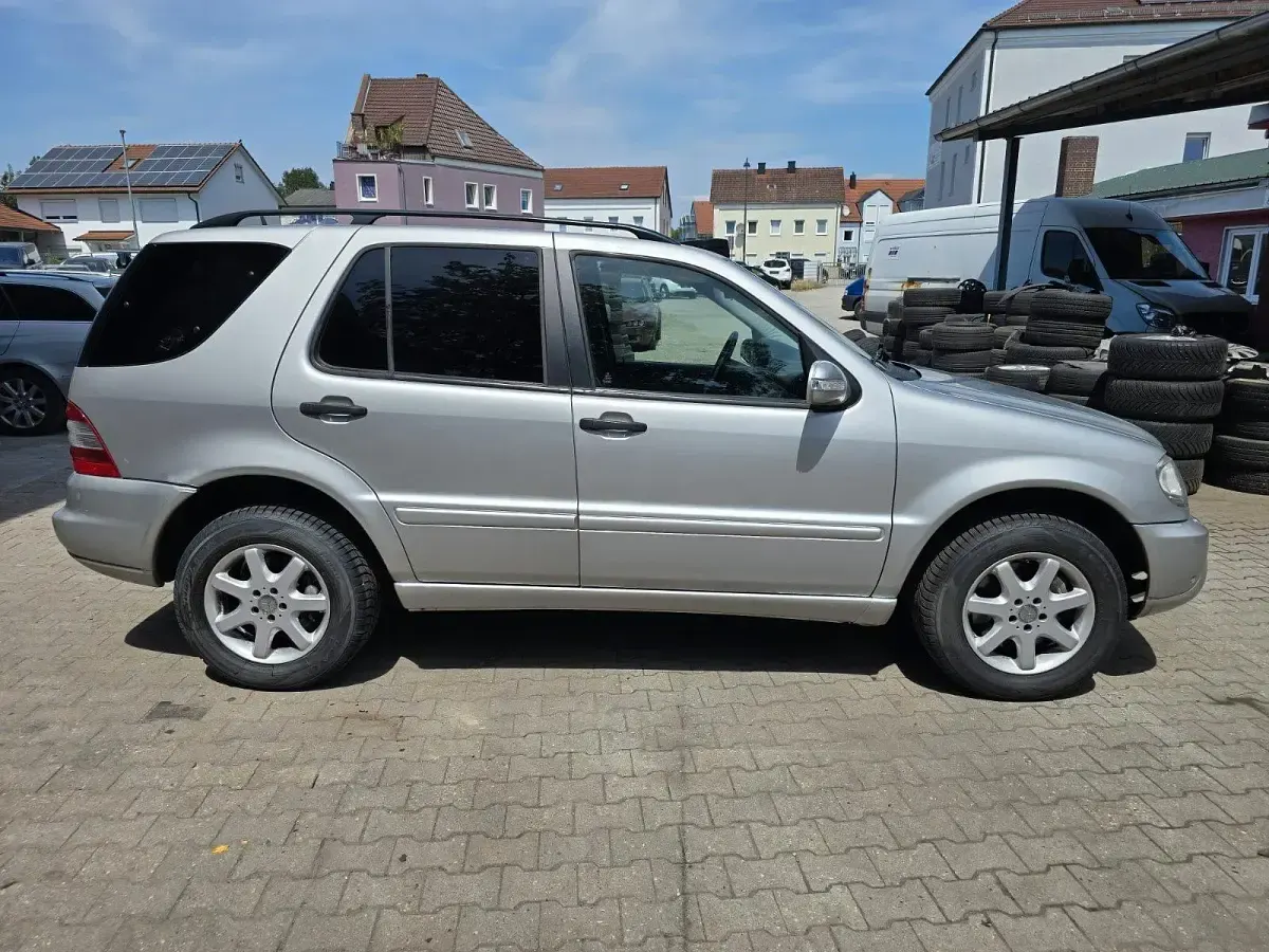 Gebraucht Mercedes ML270 163 PS (119 kW) 2002 Silber SUV