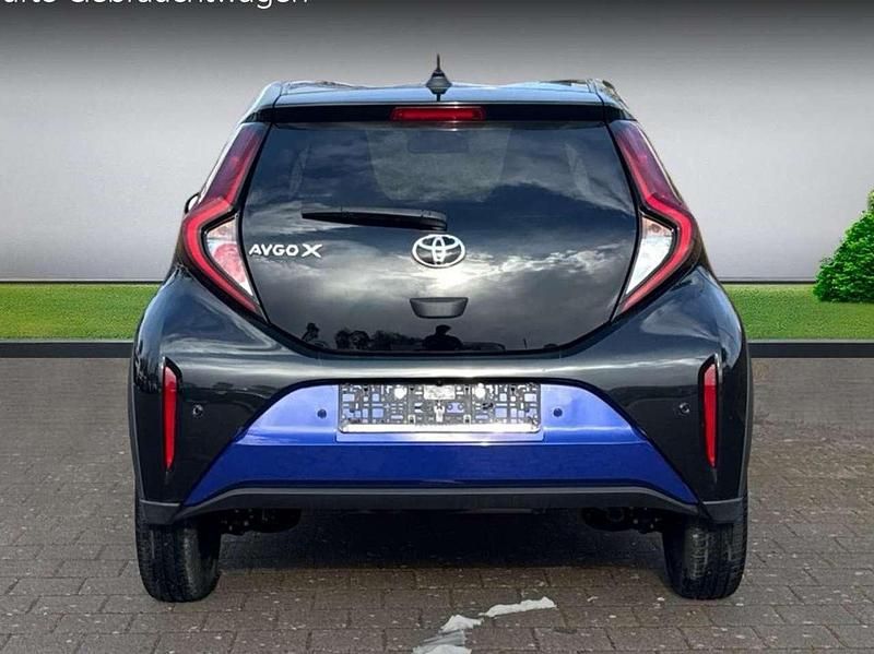 Gebraucht Toyota Aygo Comfort 72 PS (52 kW) 2024 Juniper blue/ black mica (209) Kleinwagen