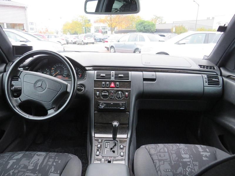Gebraucht Mercedes E240 Avantgarde 170 PS (125 kW) 1998 Silber Limousine