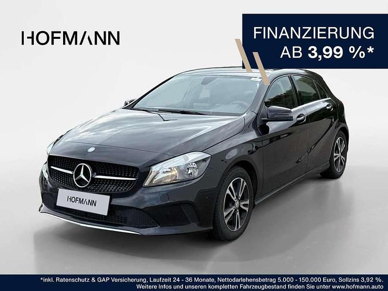 Kosmosblack met. Gebraucht 2017 Mercedes A180 Style Limousine | 16.890 € (Fairer Preis) - Bild 1/2