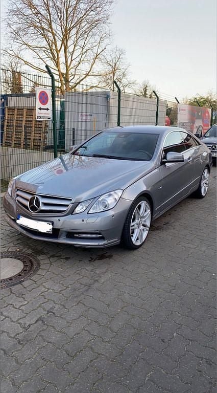 Grau Gebraucht 2011 Mercedes E220 Coupé | 13.900 € (Fairer Preis) - Bild 1/4