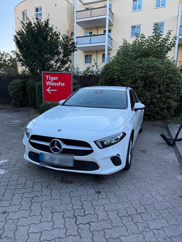 Weiß Gebraucht 2019 Mercedes A180 Kleinwagen | 16.000 € (Superpreis) - Bild 1/4